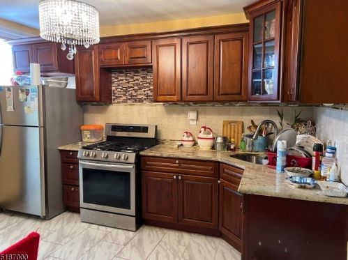 284 Parker St, Newark NJ 07104-1213 exterior