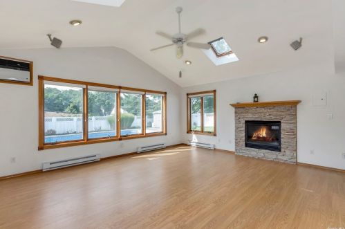 6 Gaymor Ln, Commack NY 11725-1305 exterior