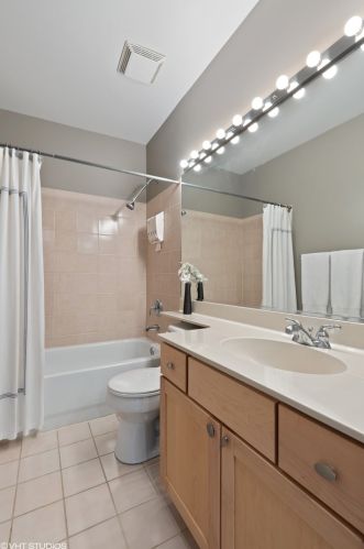 638 Oak St, Chicago IL  60610-7298 exterior