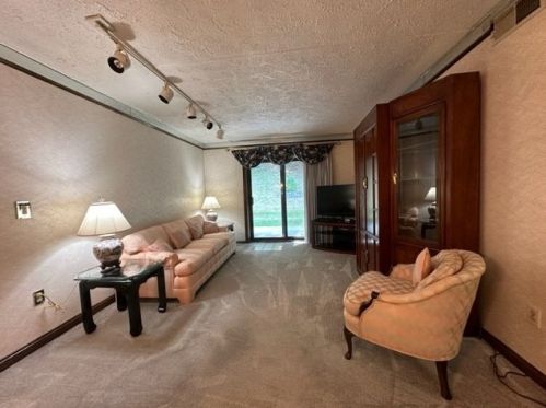 2011 Thornberry Dr, Pittsburgh PA 15235-5062 exterior