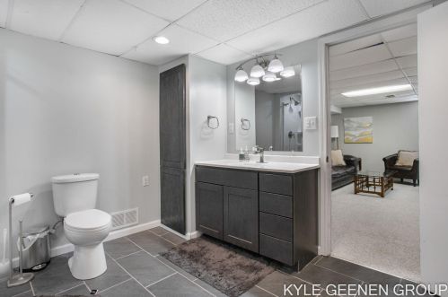 1114 Northlawn St, Grand Rapids MI 49505-3724 exterior