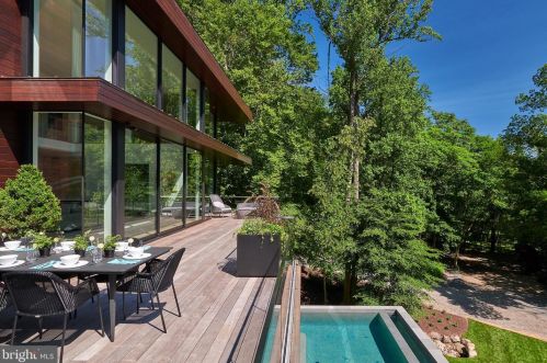 1139 Crest Ln, Mc Lean, VA 22101-1805