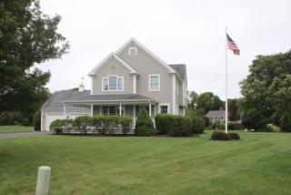 76 Island Dr, Middletown, RI 02842-7508