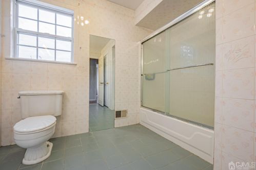 6 Sarah Ct, Edison NJ 08817-2288 exterior