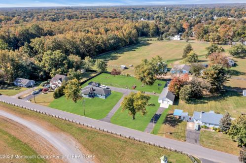 7 Applegate Ln, Plumsted Township NJ 08533-1303 exterior