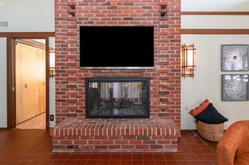 2 Sherwyn Ln, Saint Louis MO 63141-7821 exterior