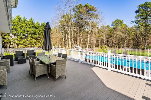 4 Country Rd, Jackson Twp NJ 08527-3300 exterior