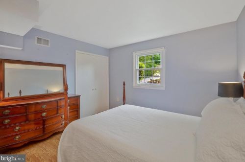 2105 Rampart Dr, Alexandria VA 22308-1537 exterior