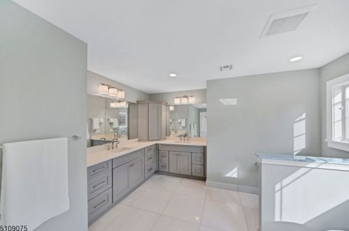 70 Cathedral Ave, Florham Park NJ 07932-2521 exterior