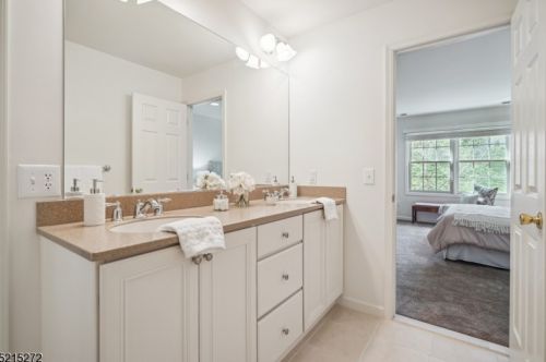 31 Baxter Ln, Town Center NJ 07052-1430 exterior