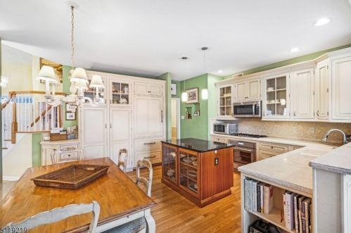 8 Otter Crk Rd, Montgomery NJ 08558-2369 exterior