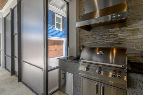 305 Hanna Ave, Tampa FL  33604-6633 exterior