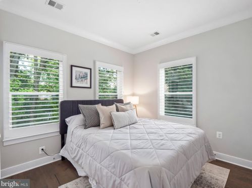 10346 Grosvenor Pl, Rockville MD 20852 exterior