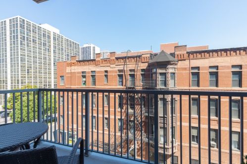 1546 Orleans St, Chicago IL 60610-2453 exterior