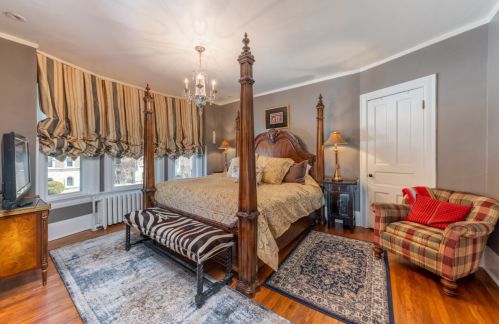 2597 Maryland Ave, Milwaukee WI 53211-3735 exterior