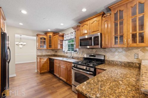 1560 Rogers Crossing Dr, Lithonia GA  30058-7005 exterior