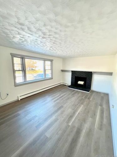 8 Marshall Rd, Enfield CT 06082-6104 exterior