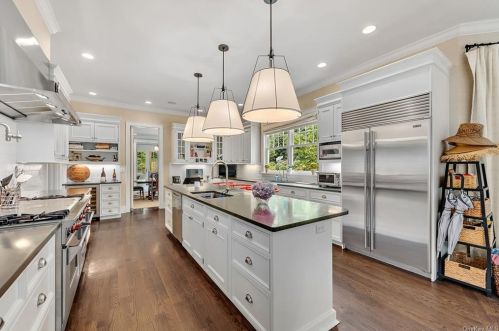 95 Round Hl Rd, Armonk NY 10504-2822 exterior