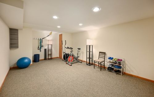 6855 Lk Dr, Milwaukee WI 53217-3622 exterior