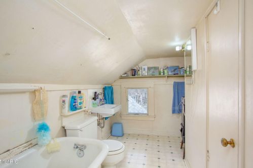 708 Coit Ave, Grand Rapids MI 49503-2737 exterior