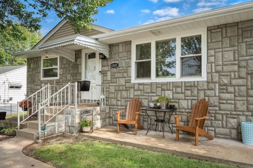 4301 Fatima Dr, Saint Louis, MO 63123-6703