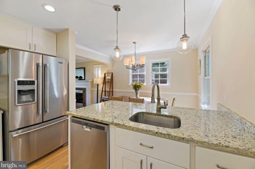 1712 Oakcrest Dr, Alexandria VA 22302-2336 exterior