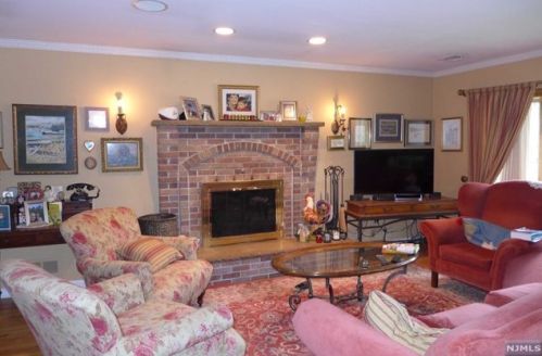 208 Laurel Dr, Oradell NJ  07649-2423 exterior