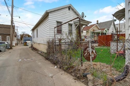 1518 15th Pl, Milwaukee, WI 53204-2758