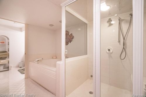 3227 Greenspring Ln, Rochester MI 48309-2744 exterior