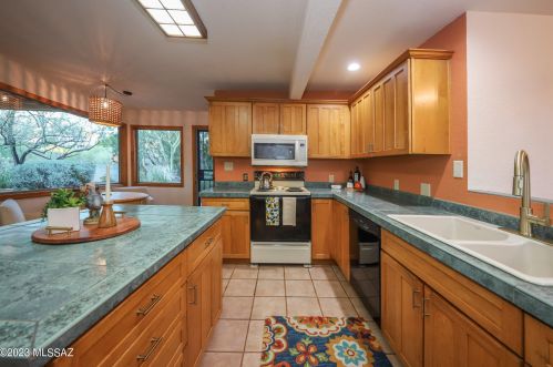 3865 Tanuri Dr, Tucson AZ 85750-1939 exterior