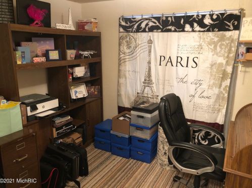 435 Crooked Lk Dr, Kalamazoo MI 49009-8930 exterior