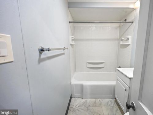 5 Fogarty Dr, Trenton NJ 08619-4320 exterior