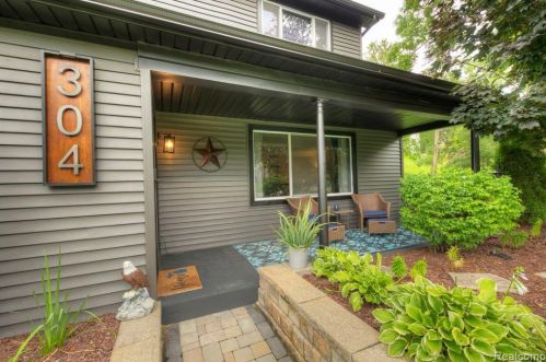 304 Arvida St, Walled Lake, MI 48390-3512