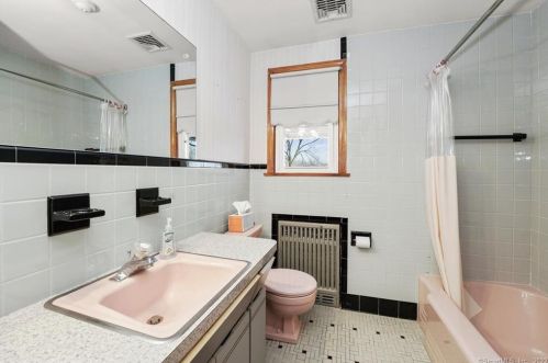 19 Harold Ave, Derby CT 06418-2316 exterior