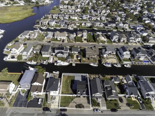 29 Mitchell Ave, Babylon NY 11702-4109 exterior