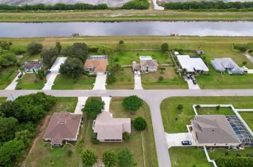 384 Kestor Dr, Fort Pierce FL  34953-5515 exterior