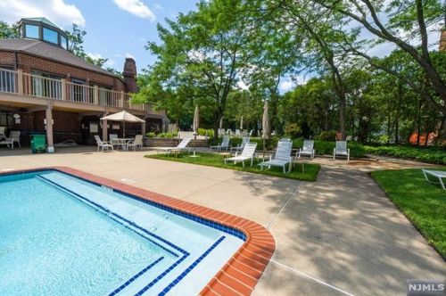 9 Lawrence Ct, Teaneck NJ 07666-6489 exterior