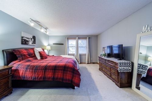 201 Winterset Dr, Springfield MA 01129-1850 exterior