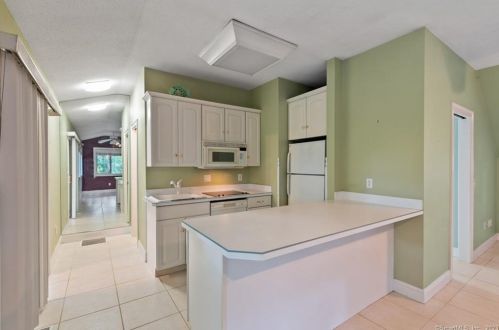 971 Farms Rd, Wallingford CT 06492-1807 exterior