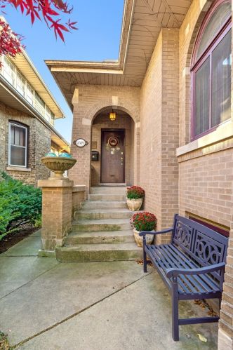 2529 Coyle Ave, Chicago, IL 60645-3212