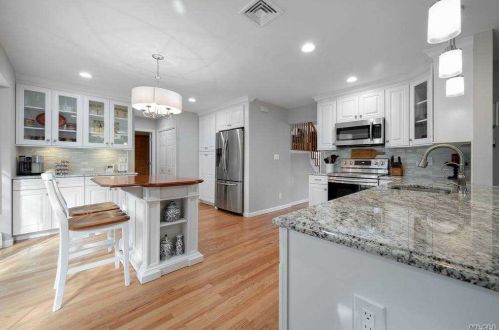 17 Cornell Dr, Commack NY 11725-2523 exterior