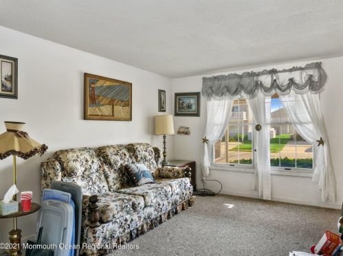 2 Manitoba Ave, Brigantine City, NJ 08203-3613