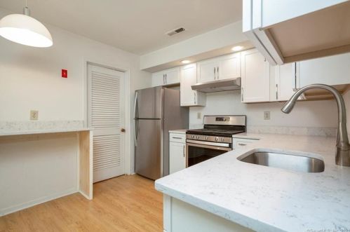 18 Woodhill Rd, Milford CT 06461-2367 exterior