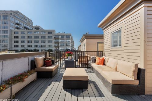 638 Oak St, Chicago IL  60610-7298 exterior