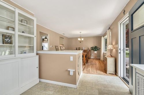 19 Dl Dr, Milford CT 06461-1908 exterior