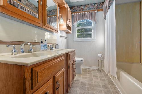 2085 Madalene Ave, Meskegon MI 49442-3815 exterior