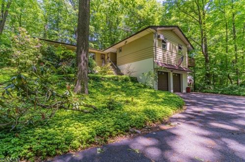 17 Honeysuckle Ln, Kinnelon, NJ 07405-3001