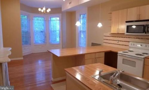 1503 17th St, Philadelphia, PA 19121-4208