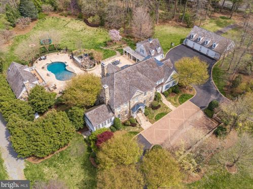 8503 Country Club Dr, Bethesda MD 20817-4579 exterior