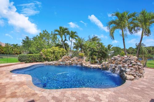 2718 Eagle Dr, Fort Pierce FL 34984-8913 exterior